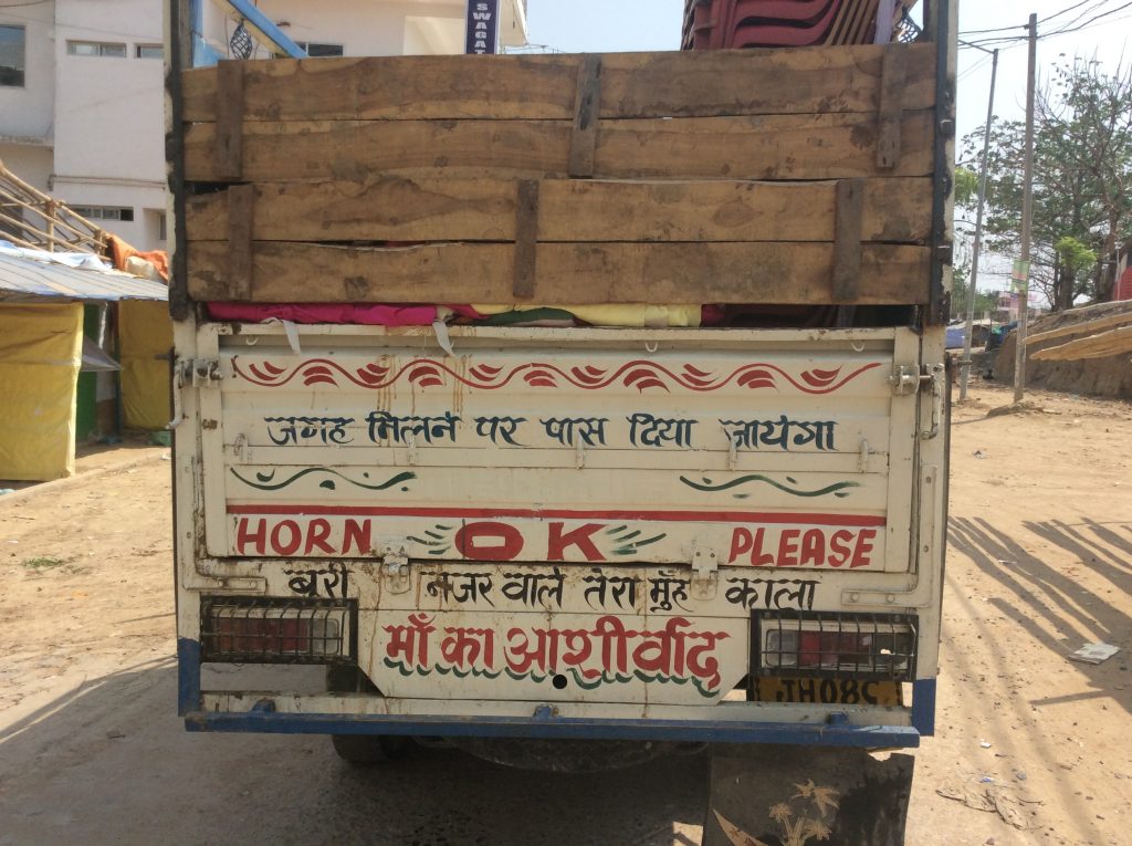 Częsty napis na pojazdach w Indiach 